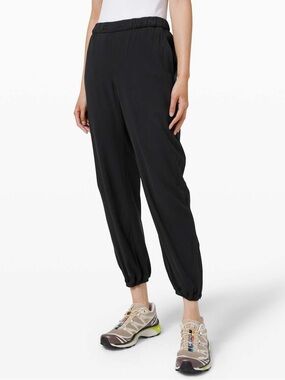NWOT Lululemon Essential Mid Rise Elastic Zipper Cuffs Jogger Black 4